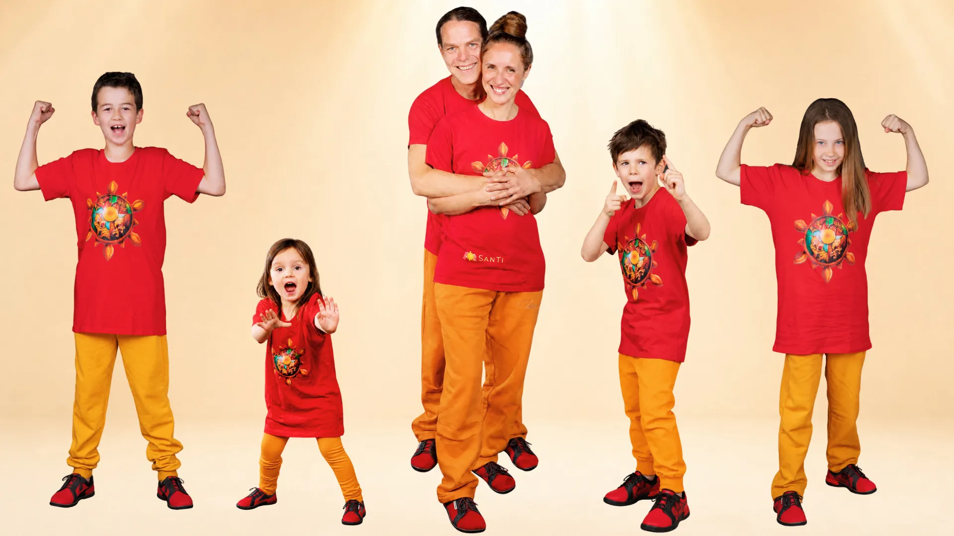 Familie in roten SanTi-Shirts: Vier Kinder zeigen fröhlich starke Posen — Muskeln und Stopp-Hand —, in der Mitte stehen die Eltern entspannt umarmt.