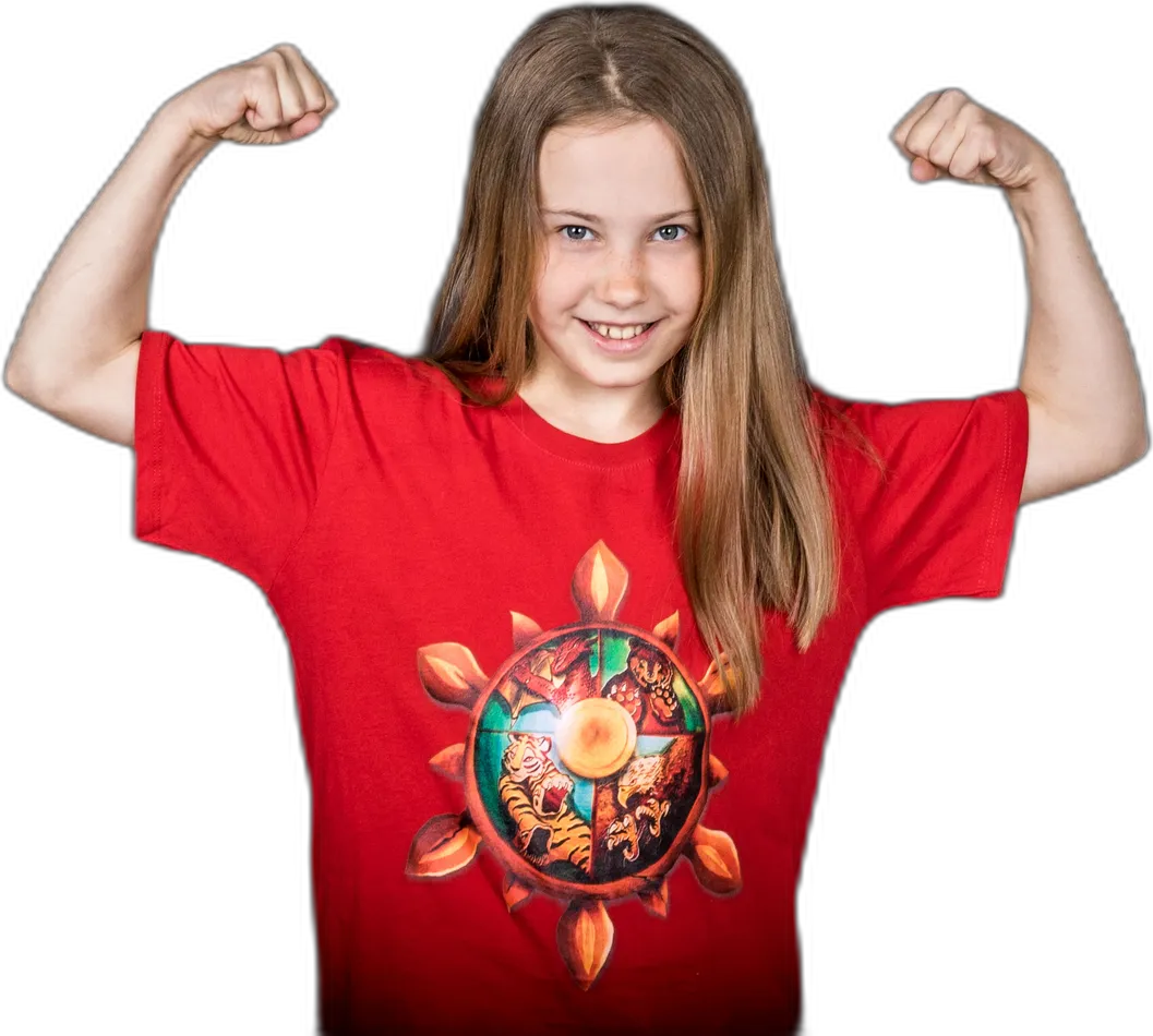 Ein lachendes Mädchen im roten Shirt mit dem Rad des Kung‑Fu spannt beide Arme an und zeigt seine Muskeln.