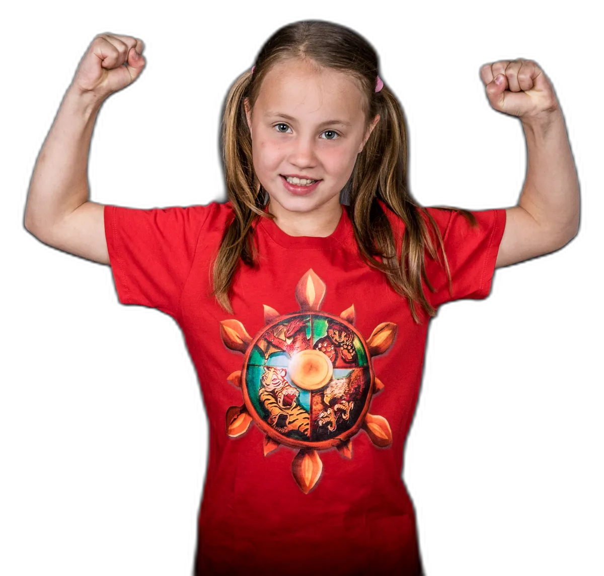 Ein Mädchen mit Zöpfen im roten SanTi-Shirt mit dem Rad des Kung-Fu reckt lachend beide Arme zur Kraft-Pose in die Höhe — stark und selbstbewusst.